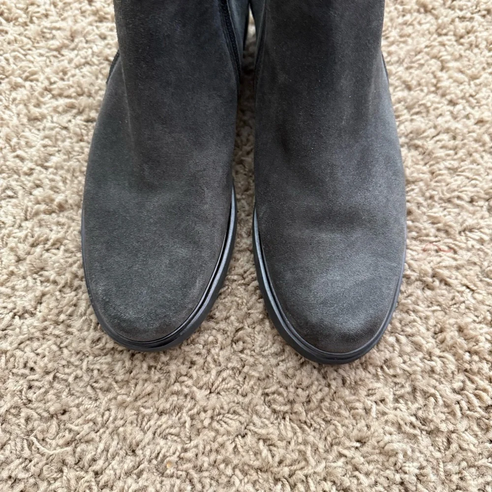Munro Gray Suede Ankle Boots Zippers on Both Sides. Size 9.5